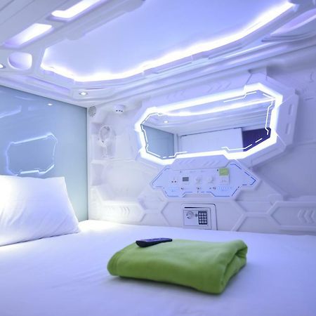Whiz Capsule Hotel Thamrin Jakarta Extérieur photo
