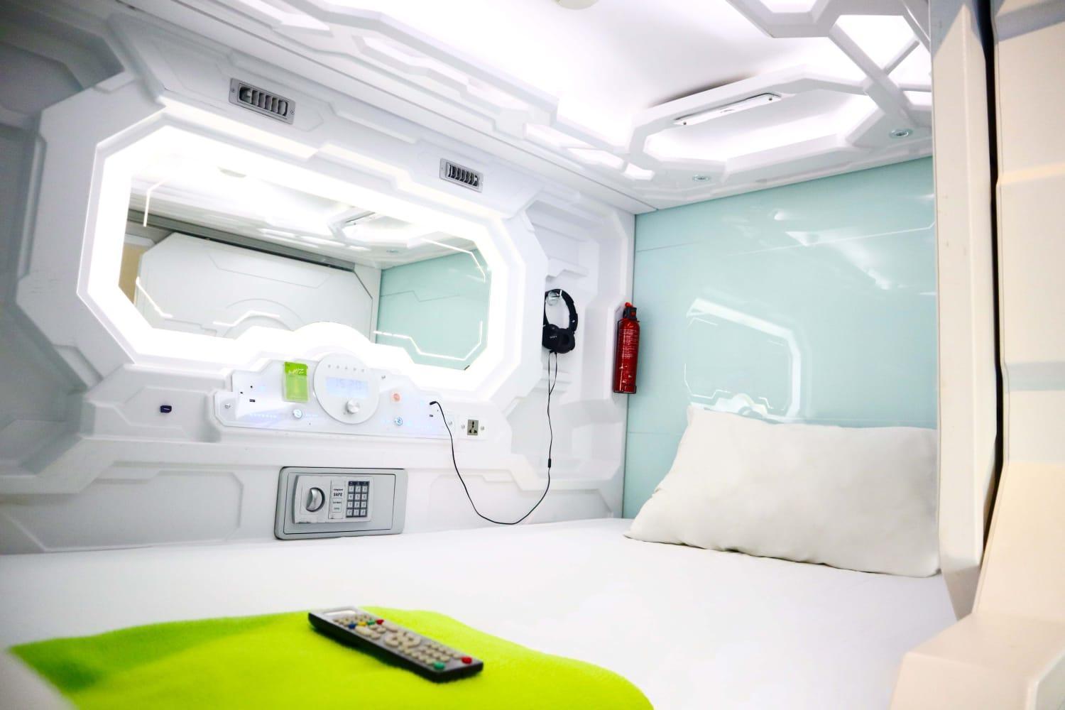 Whiz Capsule Hotel Thamrin Jakarta Extérieur photo