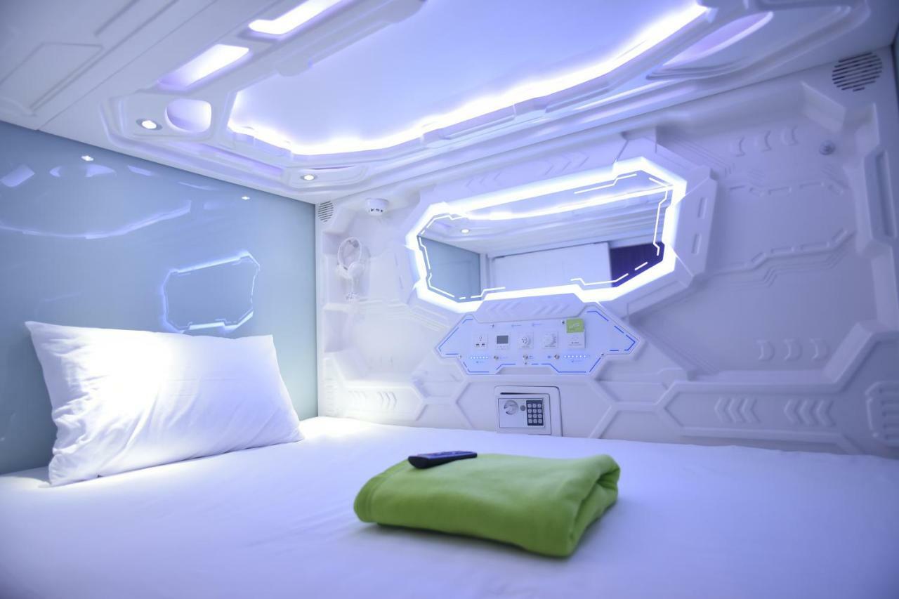 Whiz Capsule Hotel Thamrin Jakarta Extérieur photo