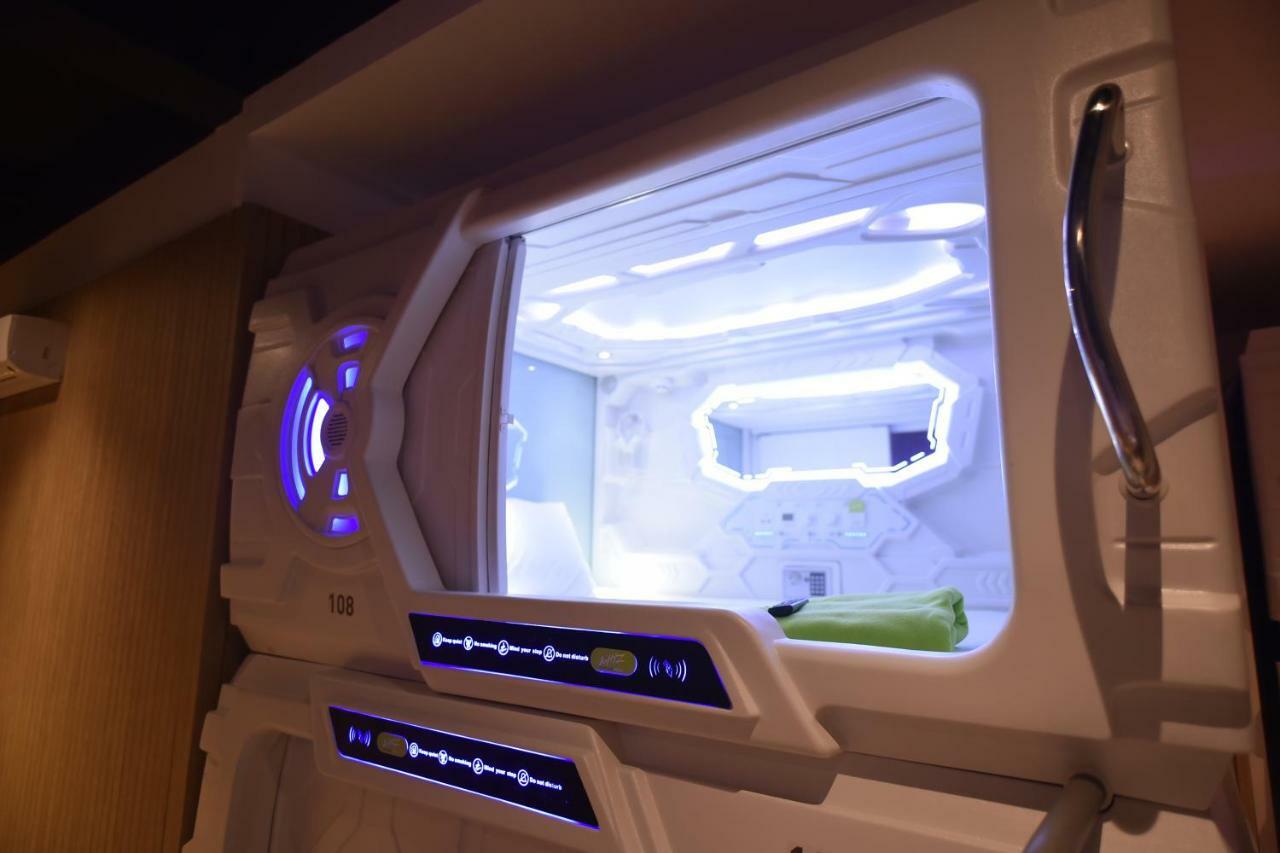 Whiz Capsule Hotel Thamrin Jakarta Extérieur photo